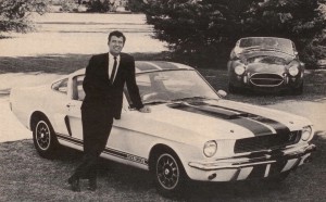 Carroll Shelby posa con una GT350 nel 1966