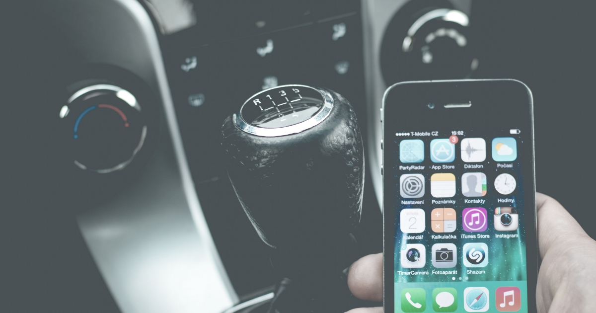 Come usare il cellulare in auto - Riparando